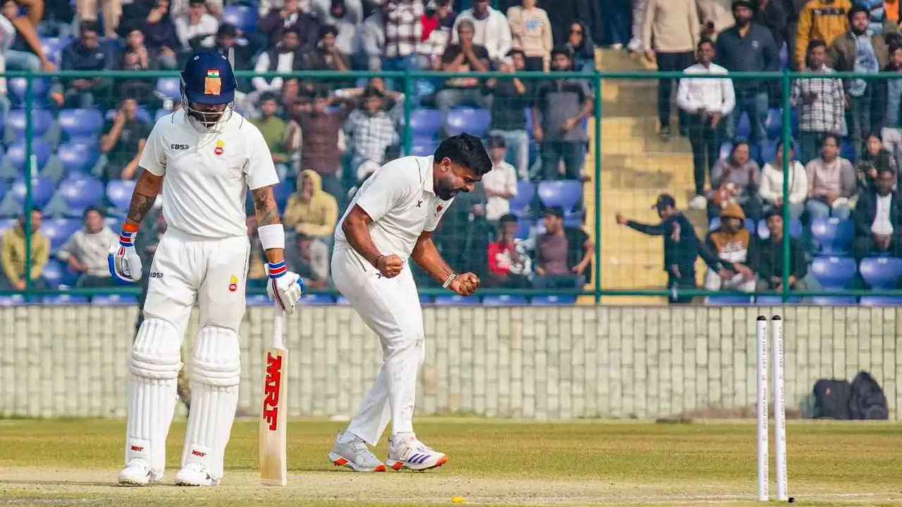 বাসচালকও জানেন, অফস্ট্যাম্পের বাইরের বলেই আউট হবেন কোহলি